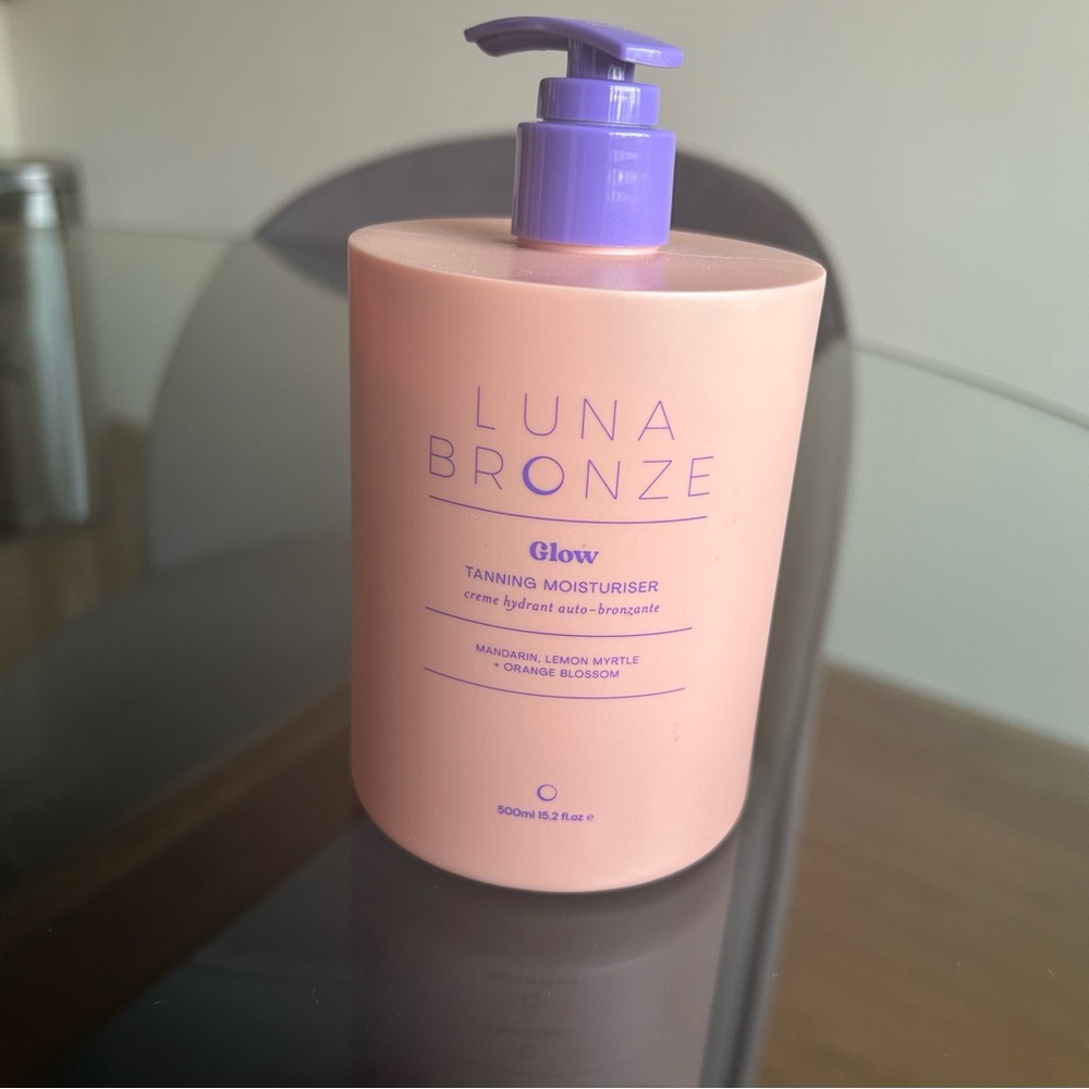 Luna Bronze Glow Tanning Moisturizer